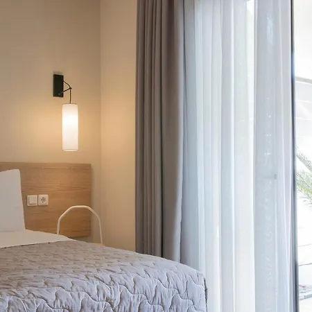 فندق Zefyros Sea View 3*